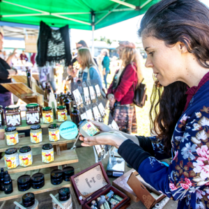 Patron-buying-herbal-products-HerbFest-2022-local-artisal-homemade-herbal-remedies-herbal-skincare-Sunshine-Cast-learn-herbal-medicine- bioregional herbalism - slow herbalism | Everyday Empowered